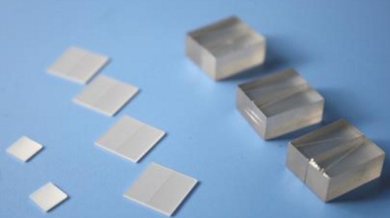 Découvrez la polyvalence des cristaux de strontium titanate SrTiO3 idéaux pour la recherche académique et l'innovation industrielle