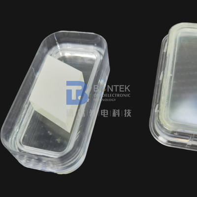 L'or a enduit des cristaux de niobate de lithium